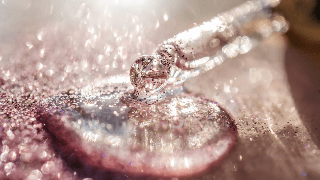 Molekulārās bioloģijas izrāviens: kāpēc PDRN sauc par “šķidro lāzeru” un kā tas maina sieviešu ādu Latvijā